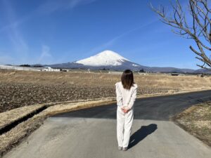 富士山を眺める助産師
