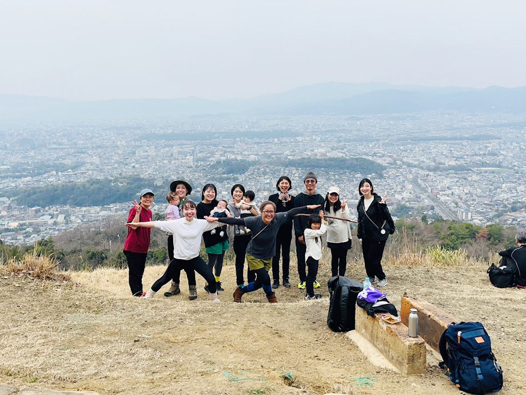 海(まある)助産所 登山部 京都大文字の頂上にて